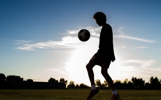 踢足球的男孩没人喜欢吗，踢足球的男孩没人喜欢吗